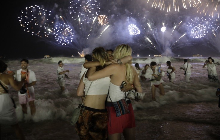 Amigas se abraçam durante a queima de fogos em Copacabana comemorando a chegada do novo ano. Foto: Gabriel de Paiva