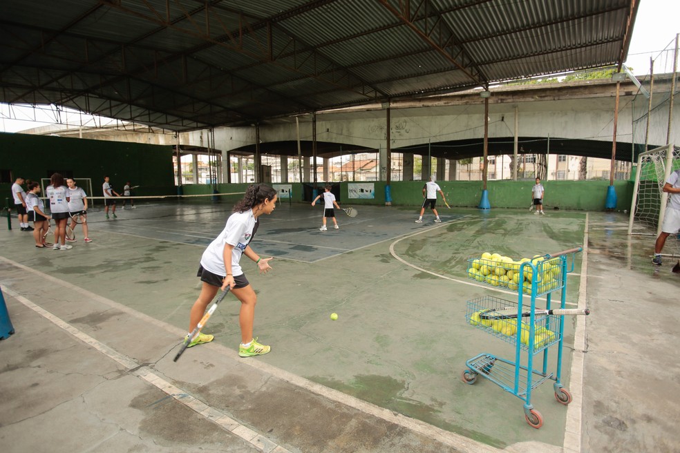 Escolinha de tênis oferece treinos da modalidade em Pilares, no Rio Agência O Globo — Foto:         