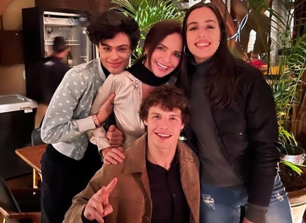 Luiza Tomé (ao centro) posa com os filhos: da esquerda para a direita, Luigi, Bruno e Adriana — Foto: Reprodução/Instagram