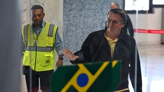 O ex-presidente Jair Bolsonaro acena ao chegar ao Aeroporto Santos Dumont, no Rio de Janeiro — Foto: MAURO PIMENTEL/AFP