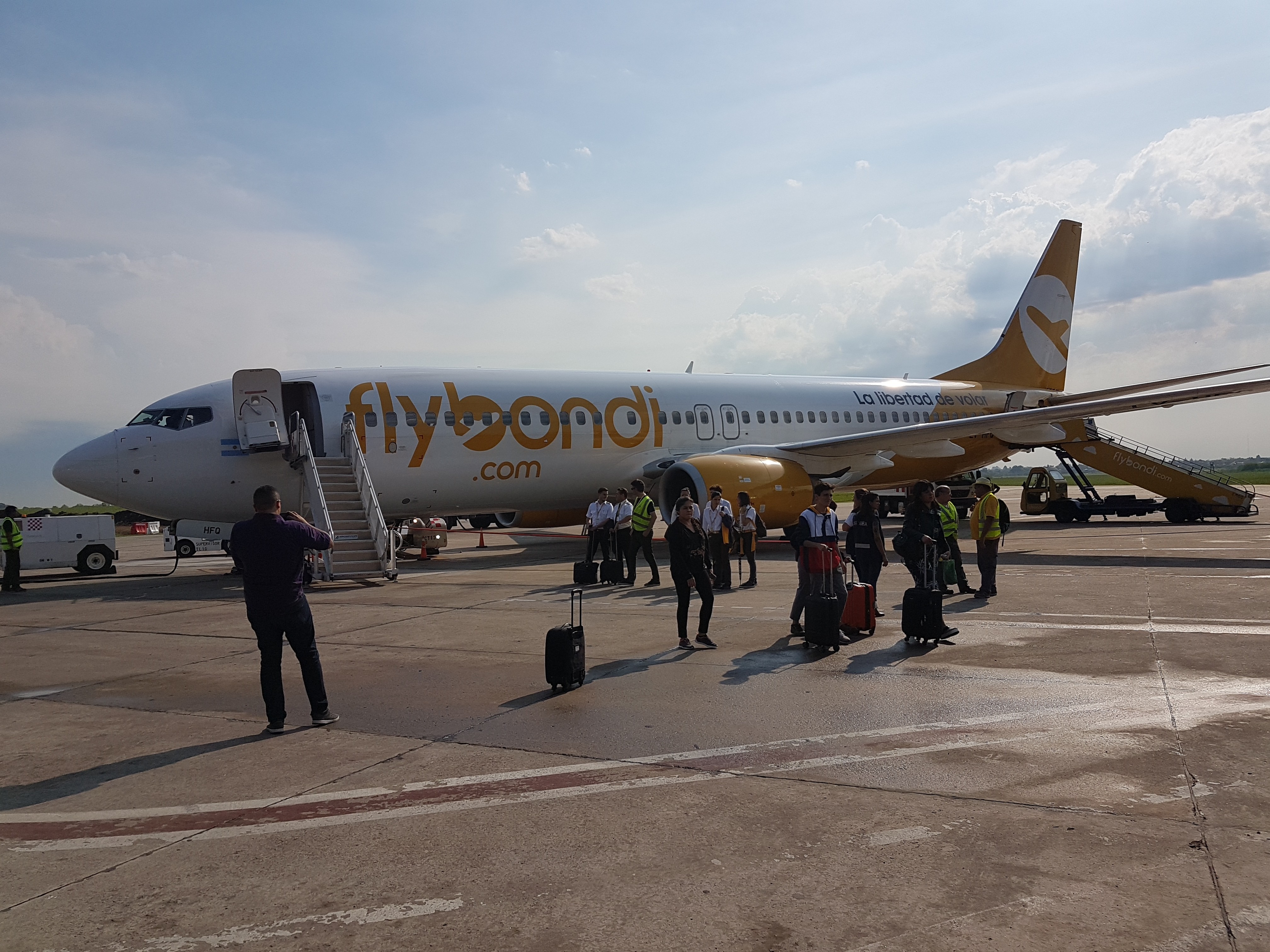 Flybondi ficou quase duas semanas sem voar na Argentina e agora enfrenta restrições no Brasil: entenda a crise