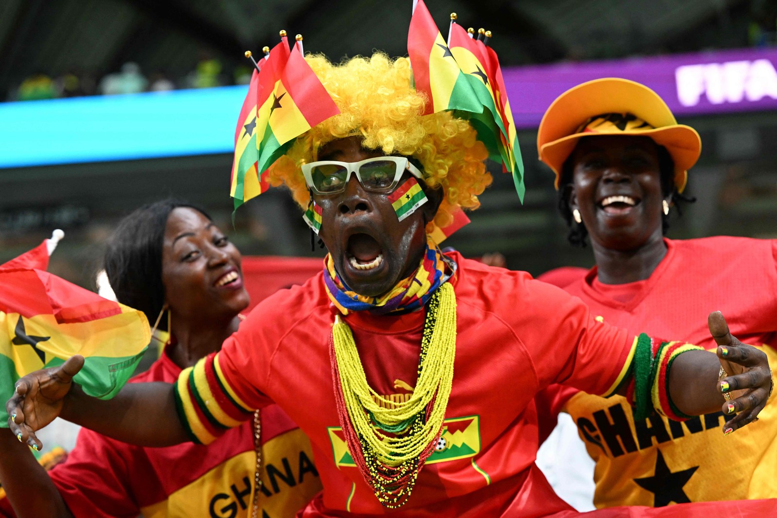 Torcedores de gana antes do jogo contra o Uruguai — Foto: ALFREDO ESTRELLA/AFP