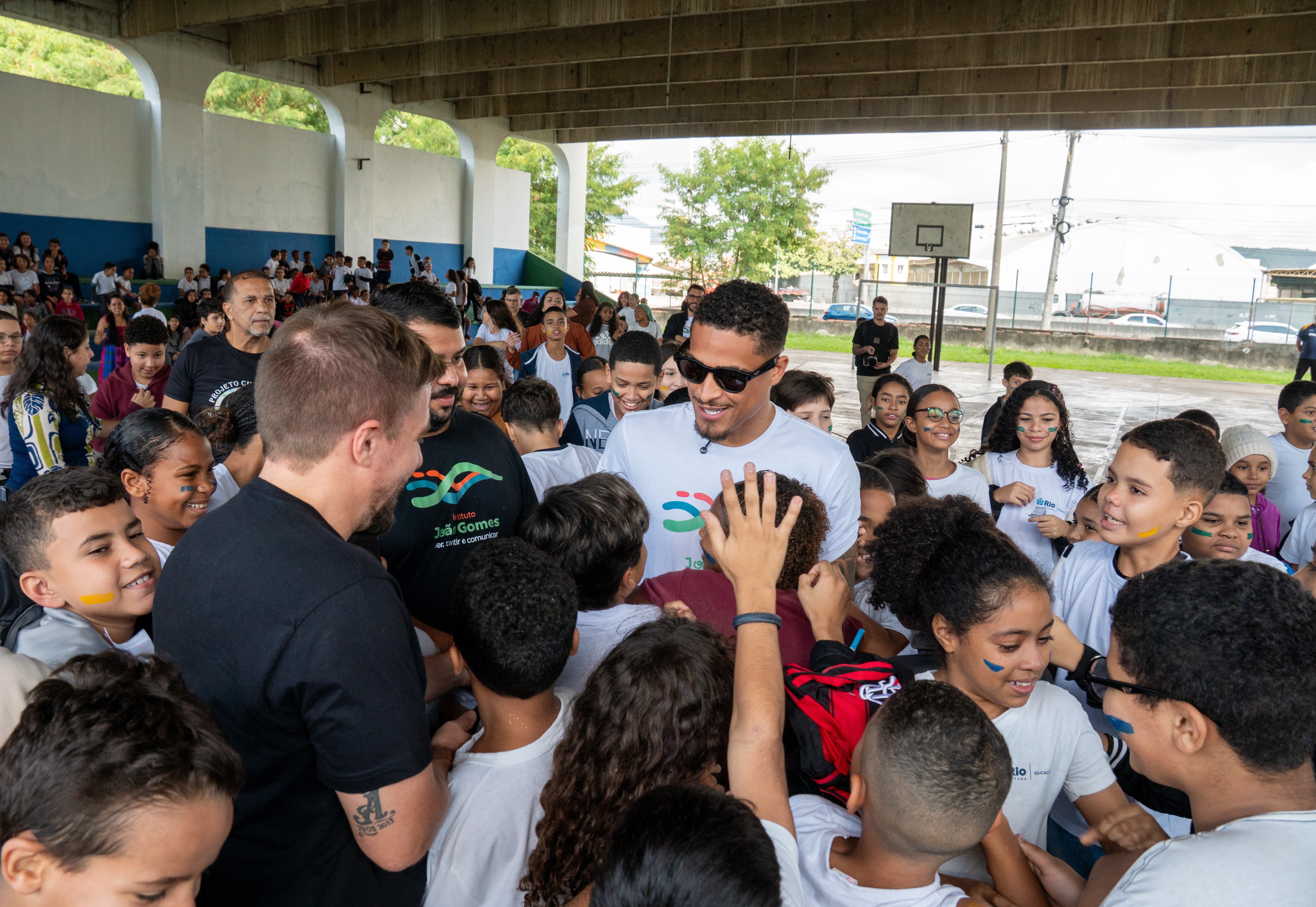 Ex-Fla, João Gomes usa história pessoal para ajudar crianças com dificuldades de fala e faz ações em escolas da Zona Norte do Rio
