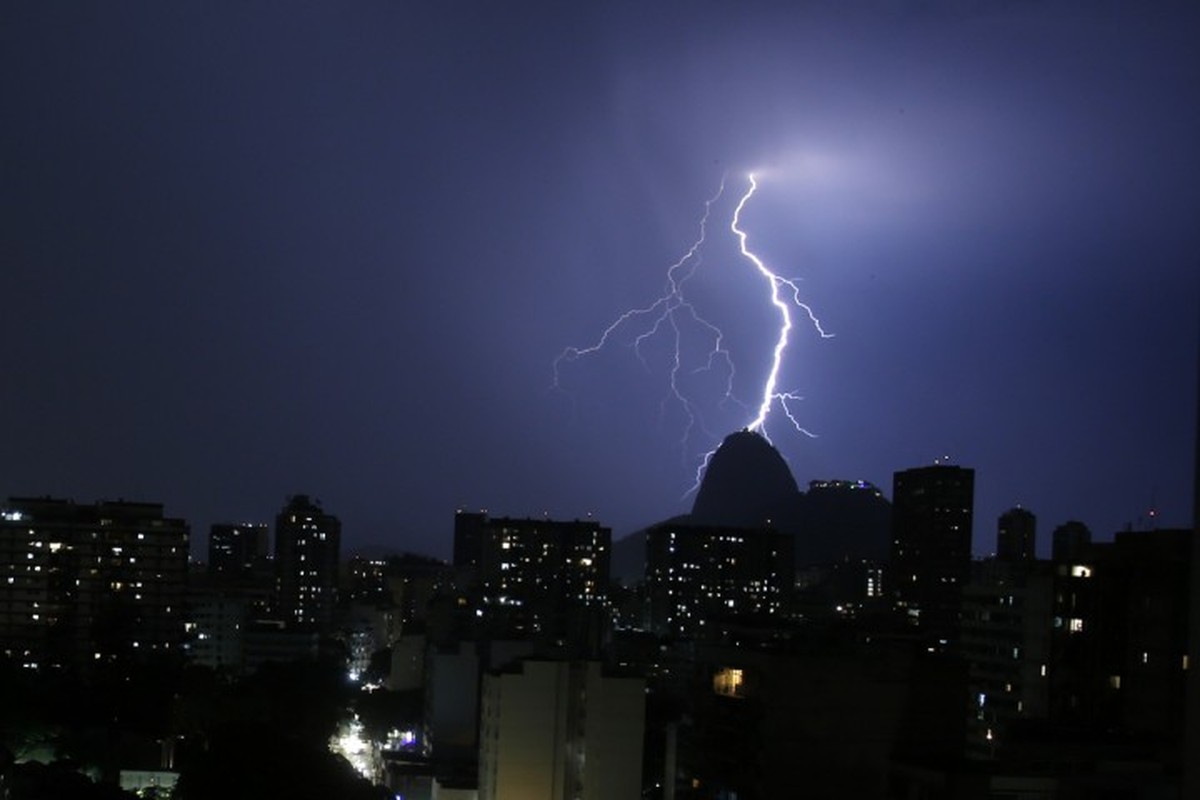 Rio teve 5 raios por minuto em tempestade do fim de semana: número é ...