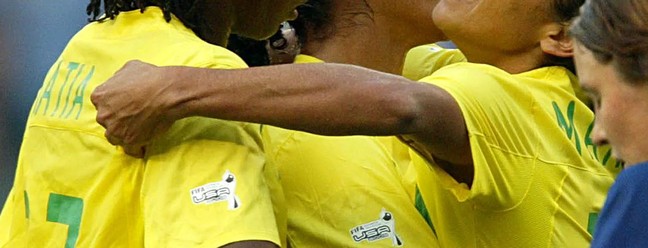Marta comemora gol na última partida do Brasil em sua primeira Copa do Mundo, na edição de 2003, que aconteceu nos Estados Unidos. — Foto: Reprodução / FIFA
