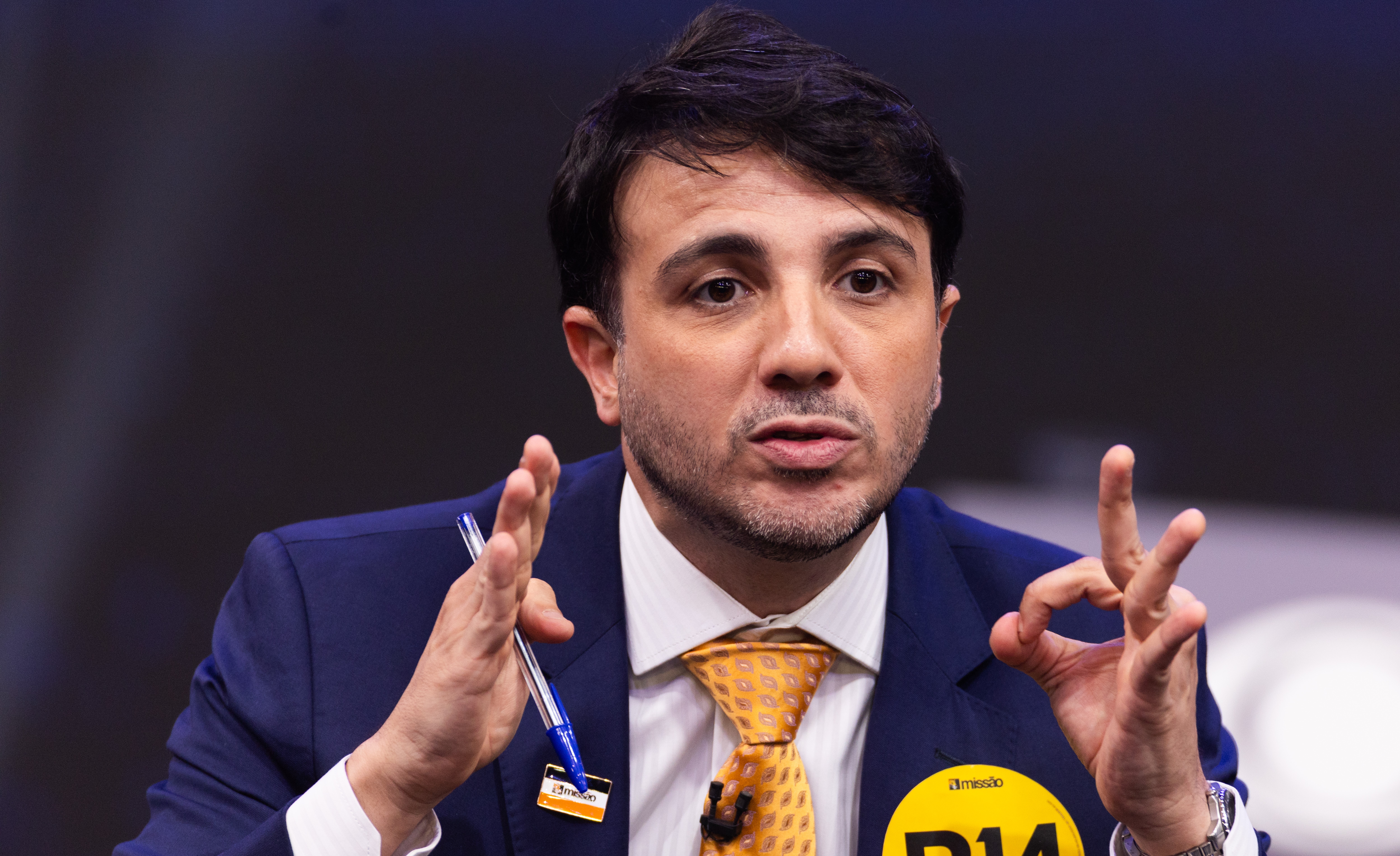 Fim da escala 6x1 é ‘perigosíssima’ e ‘populista’, diz Renan Santos; acompanhe sabatina ao vivo - QTU Questões do Universo