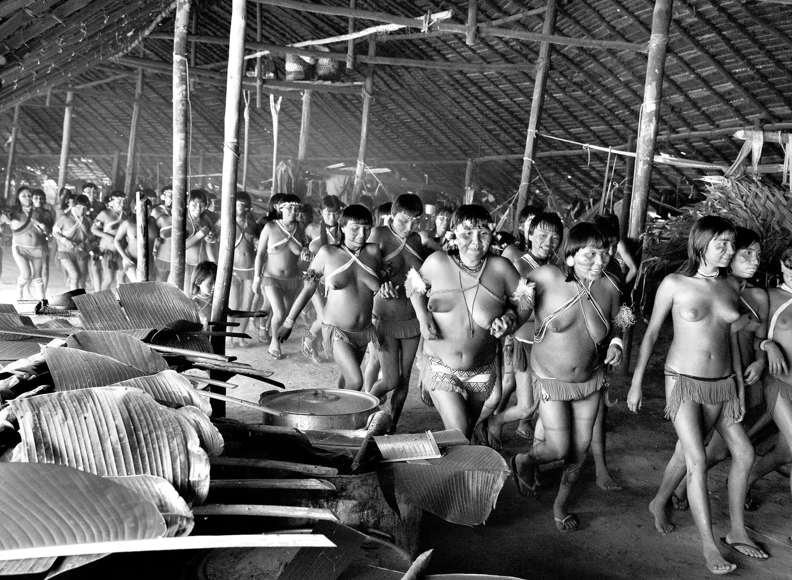 Registro de Sebastião Salgado da etnia ianomâmi, na Amazônia, em 2014 — Foto: Agência O Globo/Sebastião Salgado