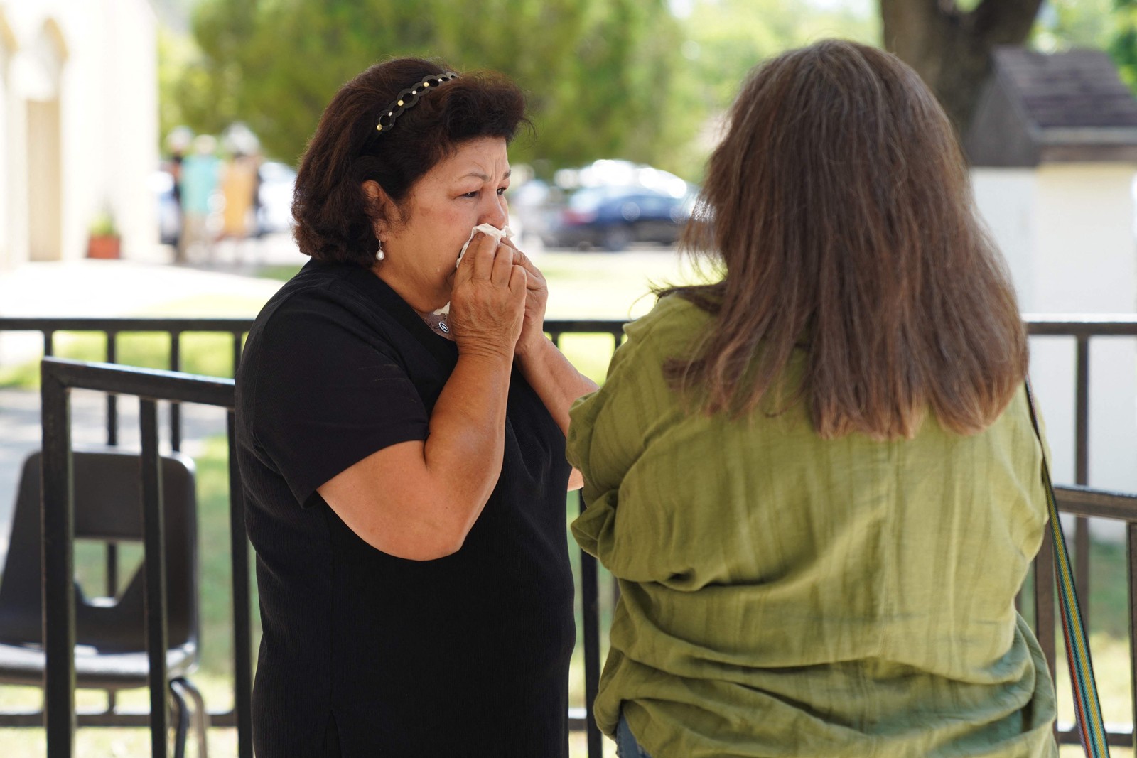 Mulher se comove depois de missa na Igreja Católica do Sagrado Coraçã,o em Uvalde Texas, depois do ataque na escola primária Robb — Foto: ALLISON DINNER / AFP