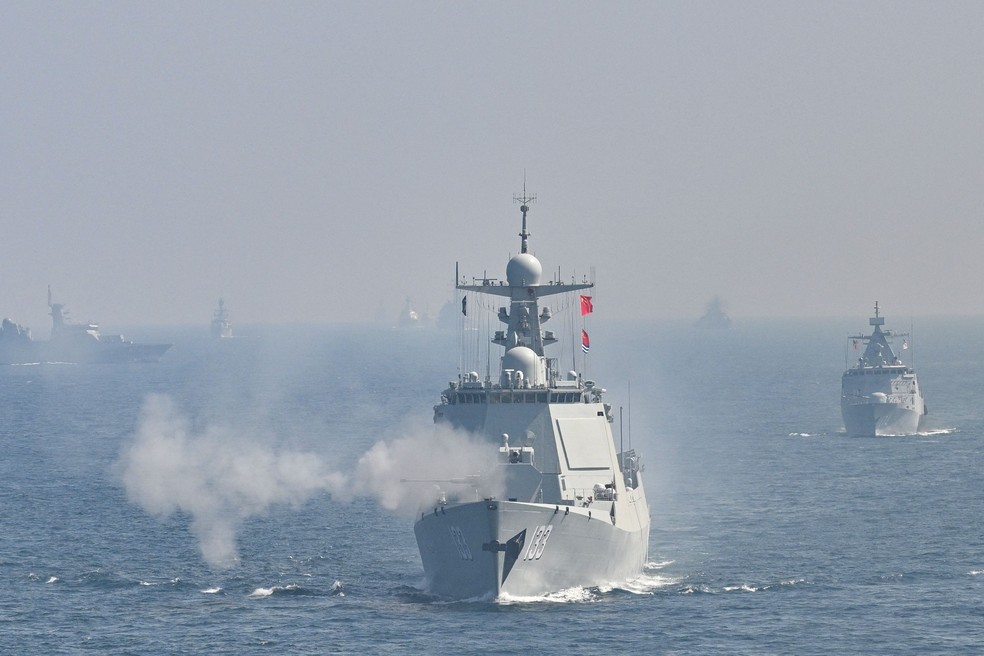 Navio da Marinha da China dispara durante o exercício naval multinacional AMAN-25 no Mar Arábico, perto da cidade portuária de Karachi, no Paquistão, em 10 de fevereiro de 2025 — Foto: Asif Hassan/AFP