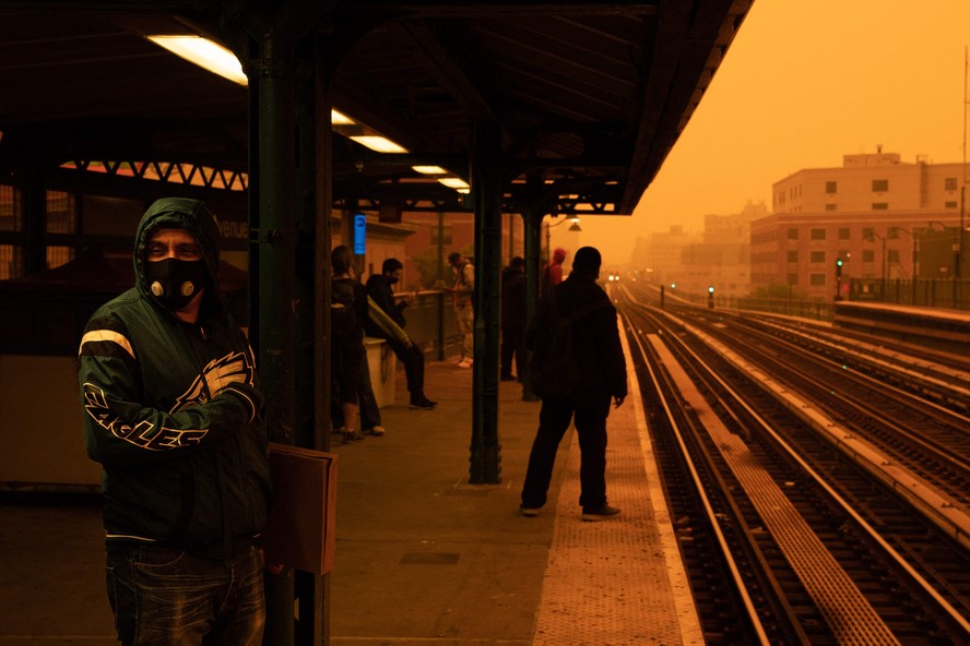 Muitos moradores de Nova York usaram máscaras para se proteger da fumaça vinda dos incêndios no Canadá. Nova York liderou a lista das principais cidades mais poluídas do mundo na noite de terça-feira. A fumaça dos incêndios continua a cobrir a Costa Leste.