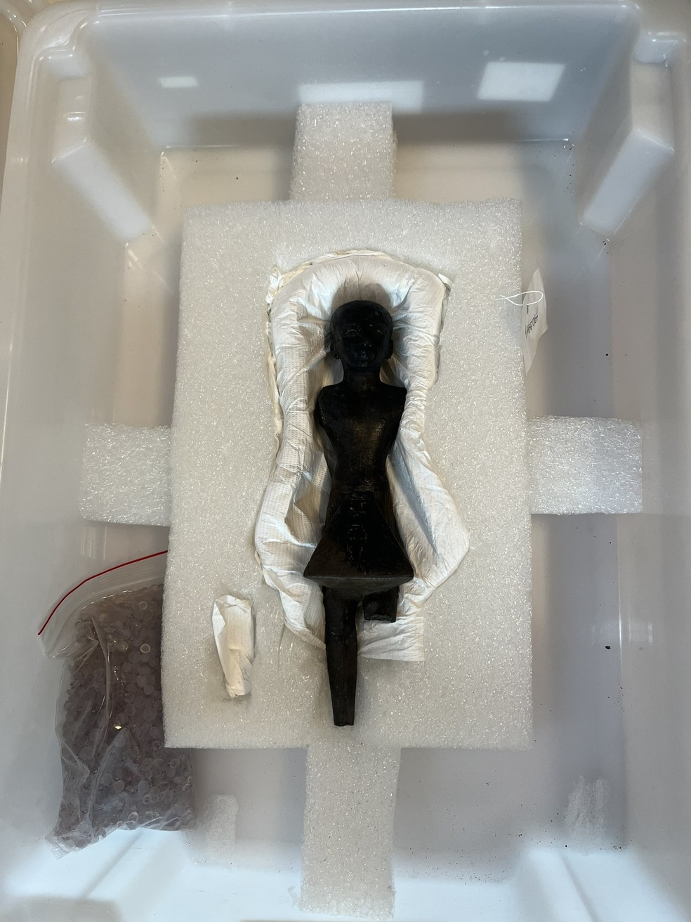 Estatueta em bronze do sacerdote Menkheperre com saiote: peça única — Foto: Natalia Castro