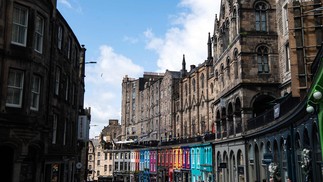 Uma das ruas mais conhecidas de Edimburgo, na Escócia, a Victoria Street costuma ser apontada como inspiração para o Beco Diagonal dos livros (e filmes) da saga 