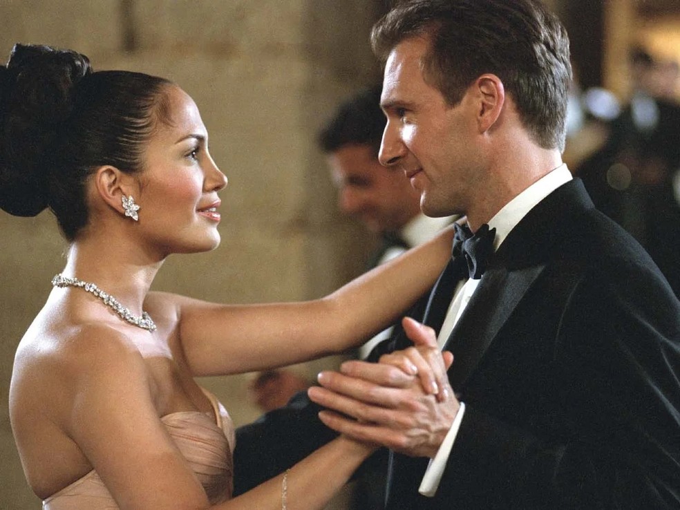 Jennifer Lopez e Ralph Fiennes em cena de "Encontro de amor" — Foto: Divulgação