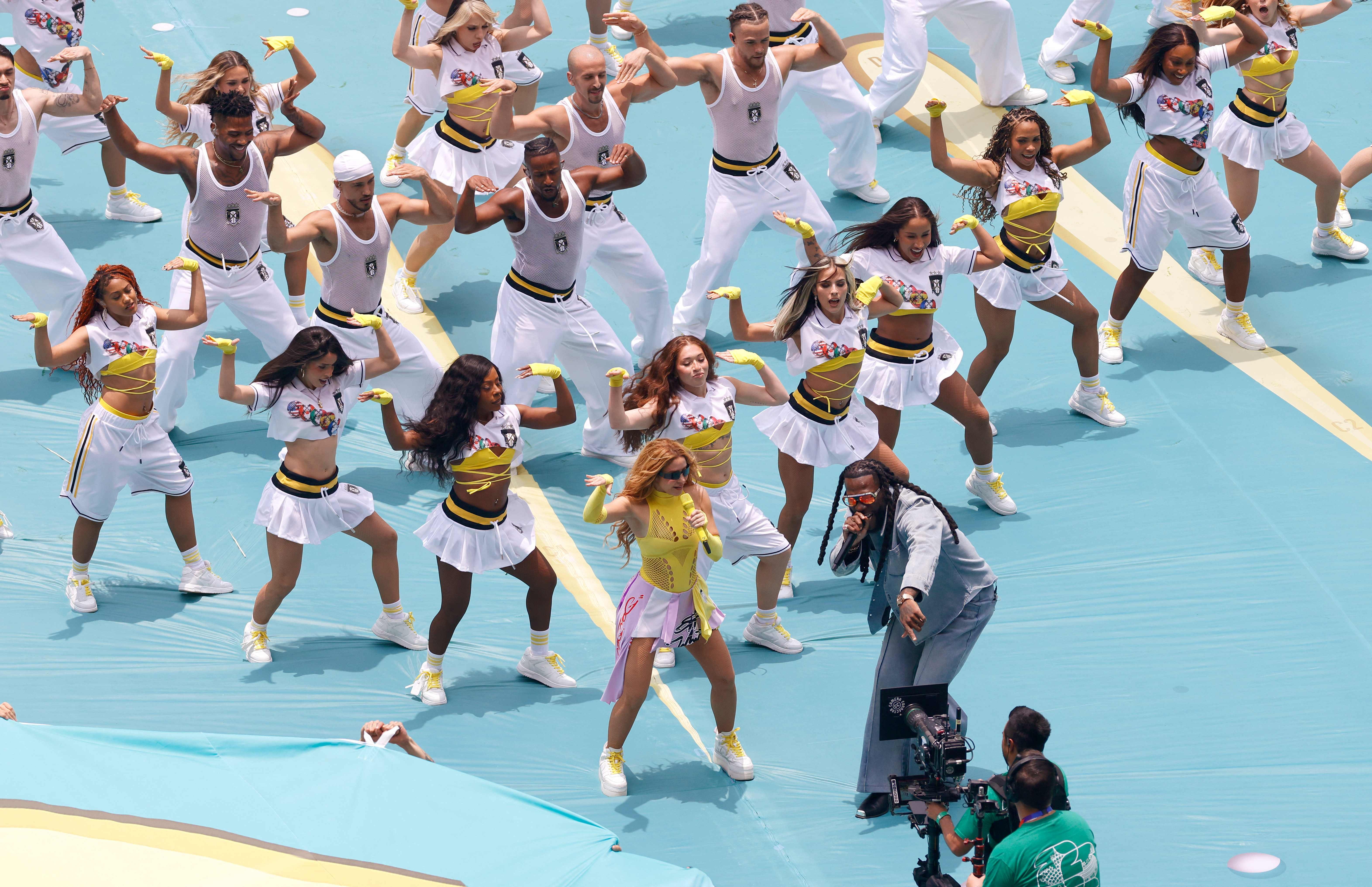 Cerimônia enxuta com astros do pop latino dá o pontapé inici