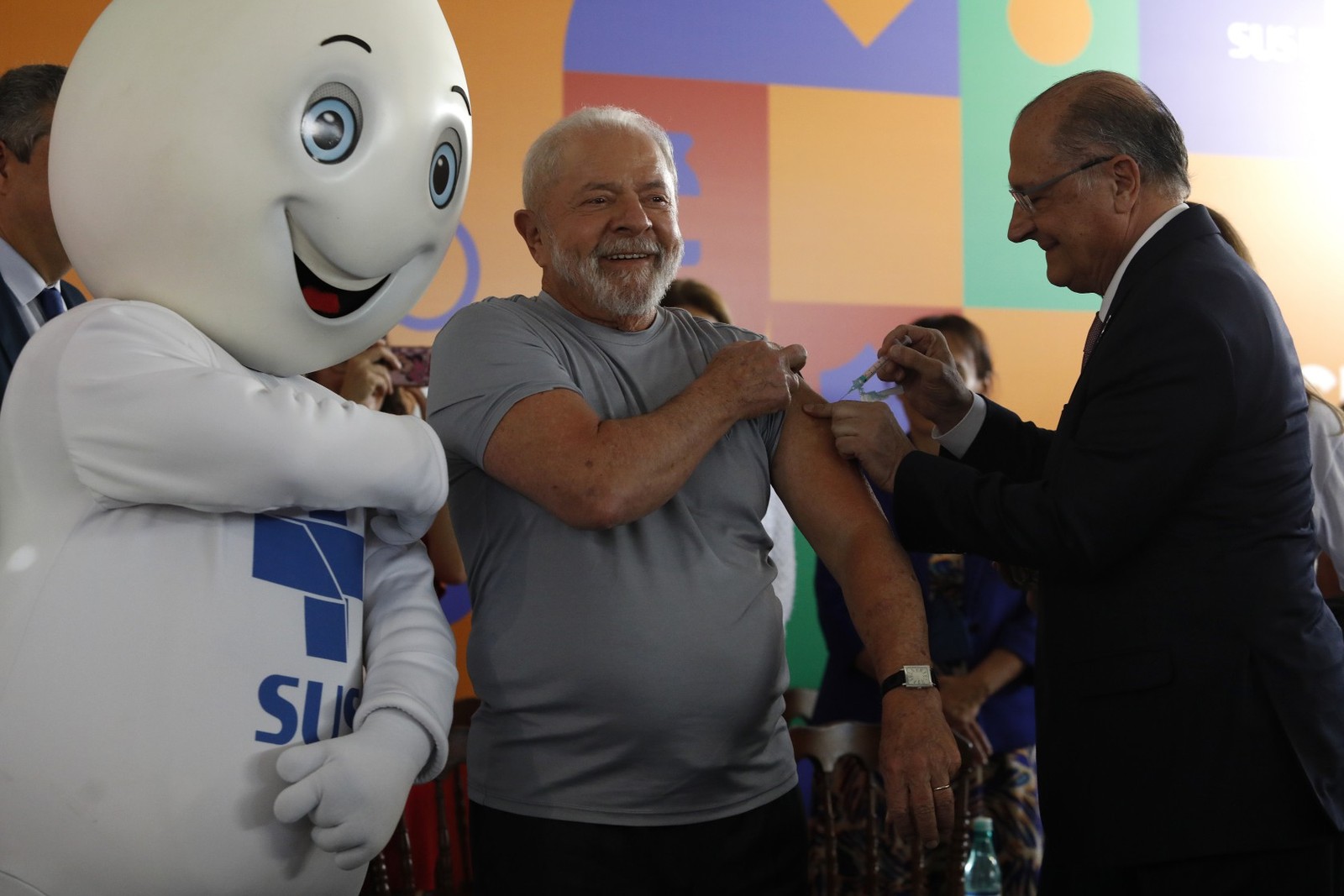 Lula é vacinado pelo vice-presidente, Geraldo Alckmin, com a primeira vacina bivalente de COVID no ato de lançamento da Mobilização Nacional pela Vacinação  — Foto: Cristiano Mariz