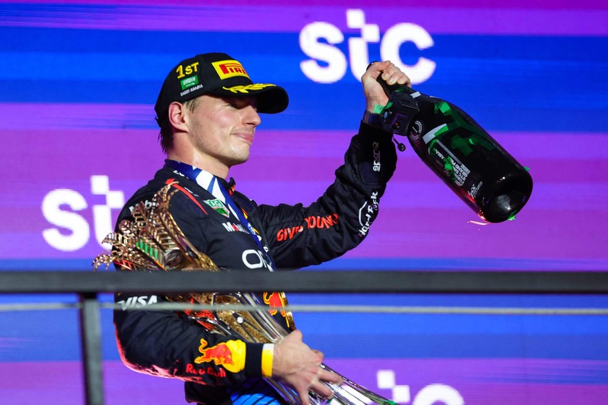 Verstappen comemora a vitória no GP da Arábia Saudita