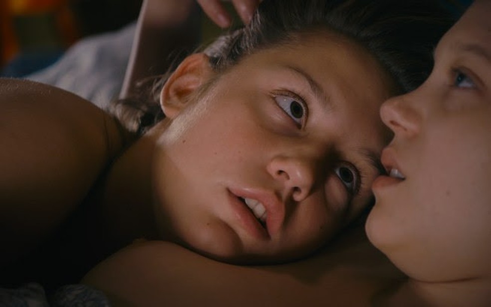 Adèle Exarchopoulos e Léa Seydoux em cena de 'Azul é a cor mais quente' — Foto: Divulgação