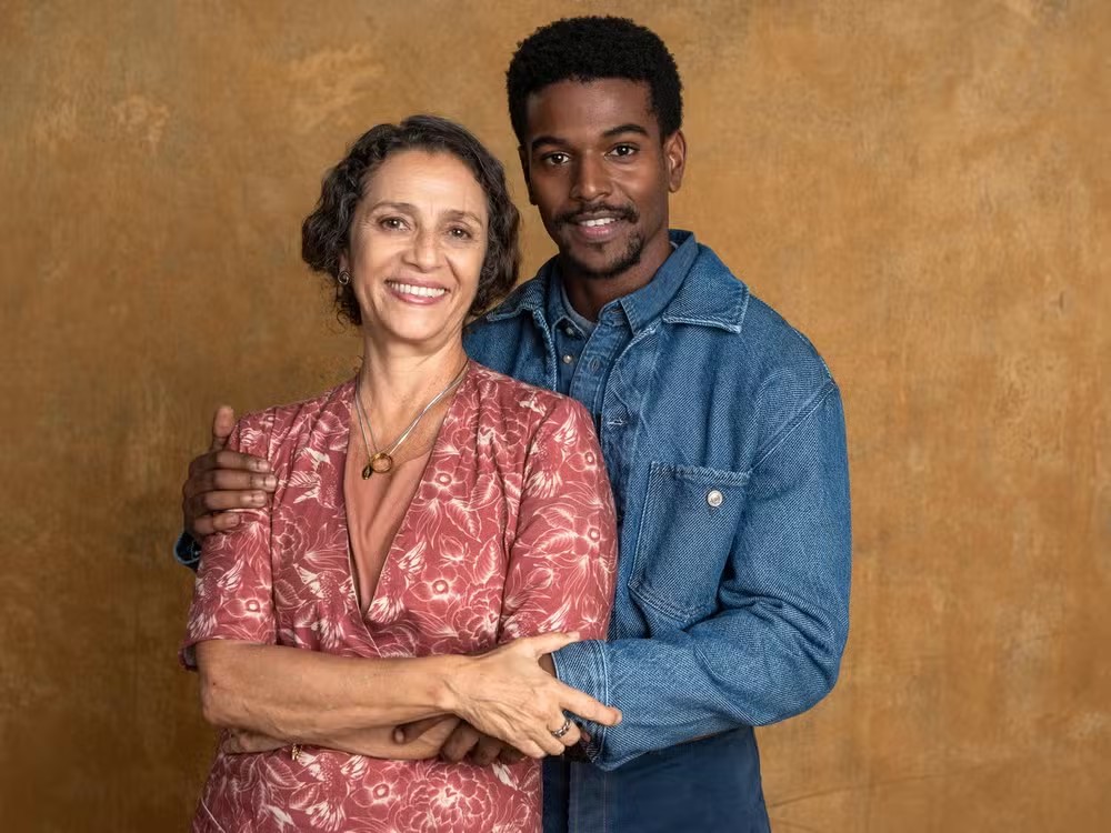 Cyria Coentro é Caetana, mãe de Tonho (Ronald Sotto) e cozinheira da casa do coronel Casemiro Bonafé (Cássio Gabus Mendes) — Foto: TV Globo/Estevam Avellar