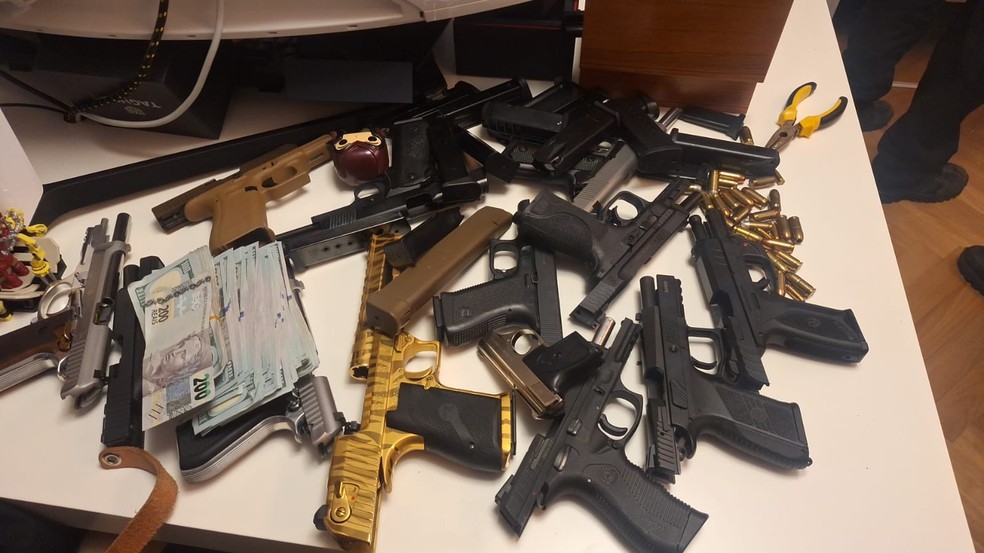 Armas encontradas em um dos endereços de buscas durante a ação da Polícia Civil e do MPRJ contra o esquema da facção criminosa Comando Vermelho — Foto: Reprodução