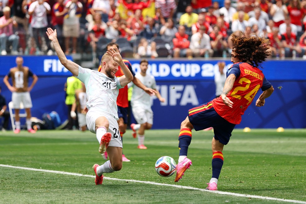 Gol marcado por Marc Cucurella, o primeiro da partida, foi anulado — Foto: Getty Images via AFP