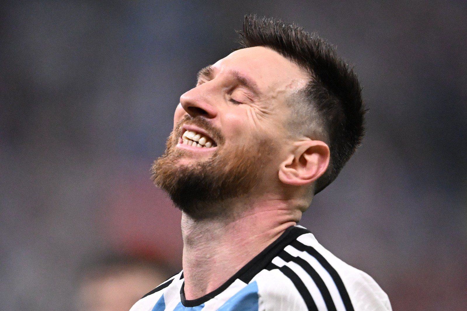 Lionel Messi escreve seu nome na história do futebol em sua última Copa do Mundo — Foto: Kirill KUDRYAVTSEV / AFP