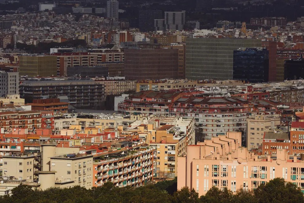 Um bairro em Barcelona, ​​Espanha, que estava entre os locais escolhidos para a construção de mais moradias sociais — Foto: Mariano Herrera para o The New York Times
