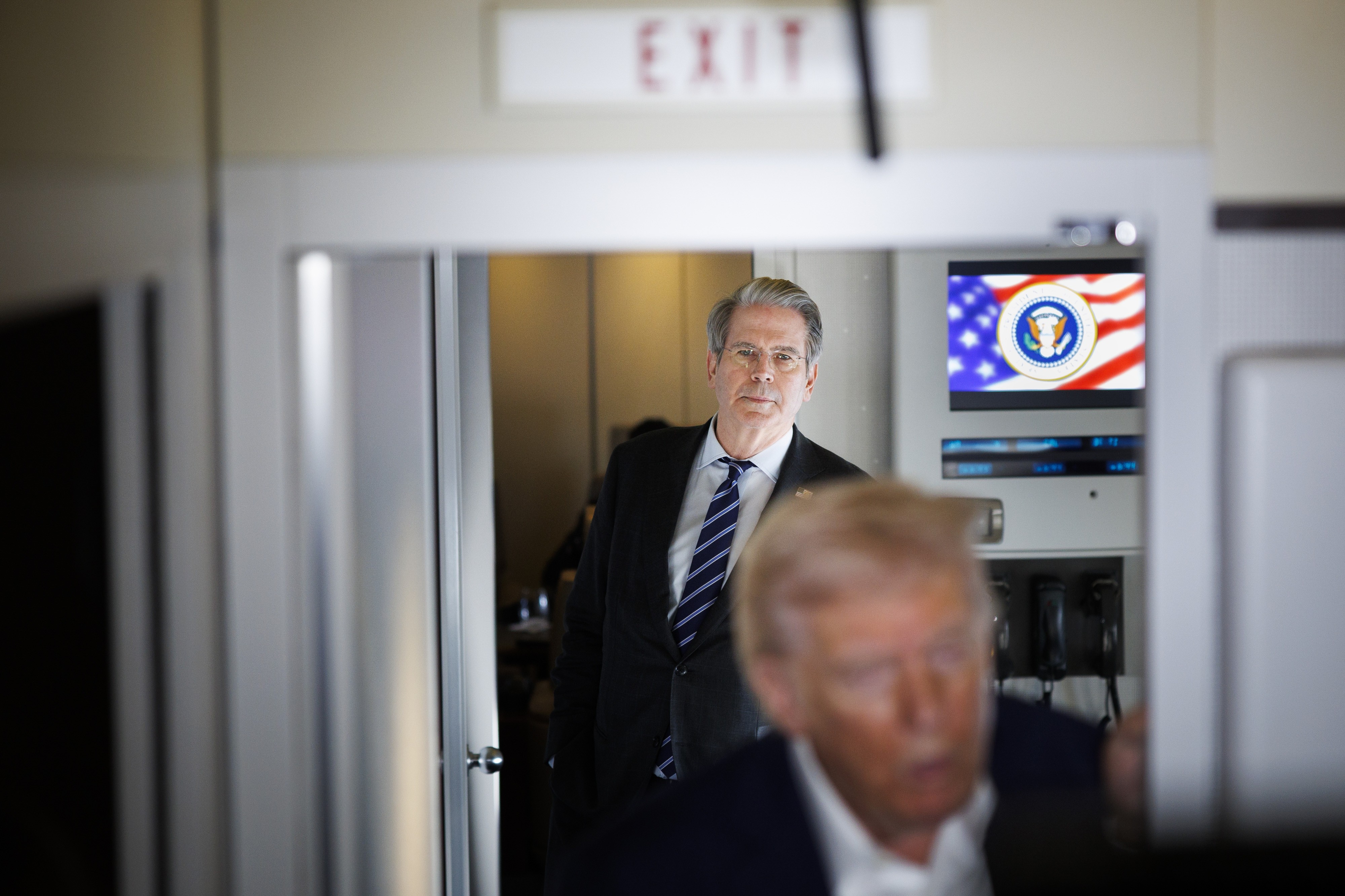 Governo Trump enfrenta críticas ao aliviar sanções sobre petróleo iraniano