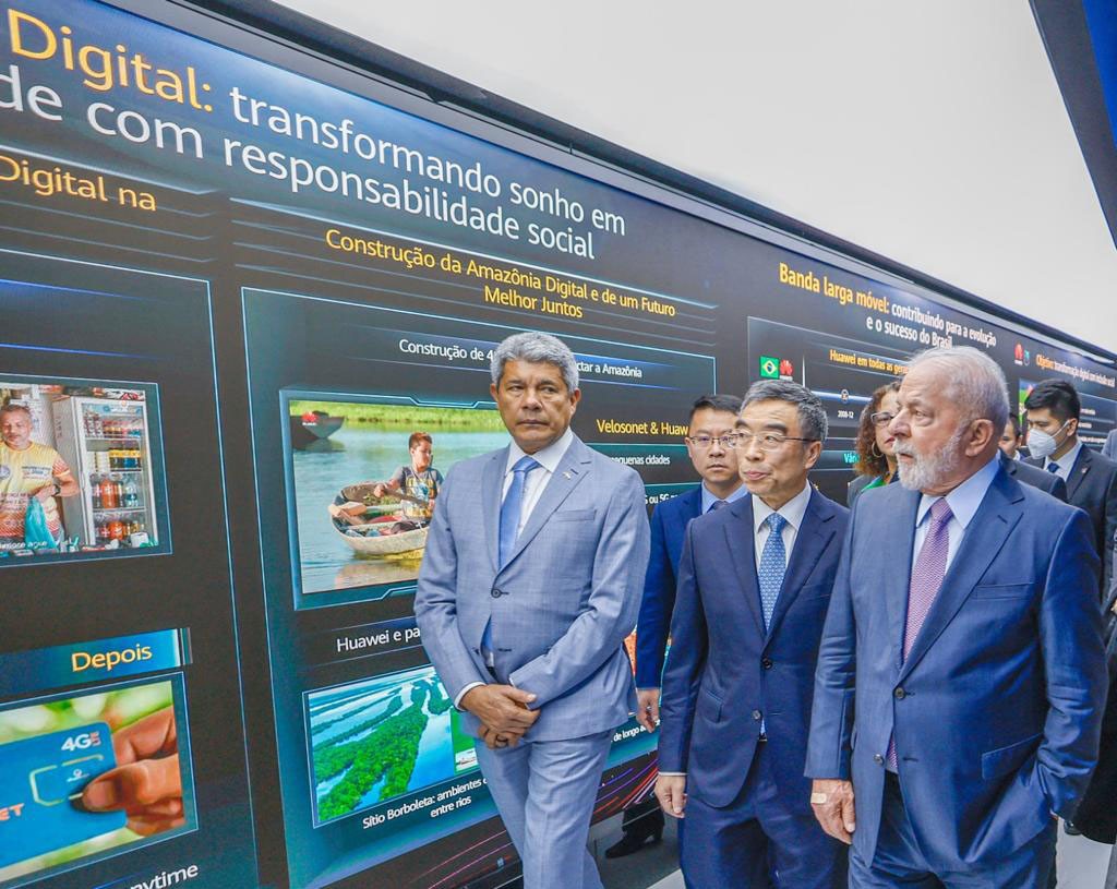 O Presidente  Luiz Inácio Lula da Silva, durante visita ao Centro de Pesquisa e Desenvolvimento da Huawei. Xangai - China. — Foto: Ricardo Stuckert/PR