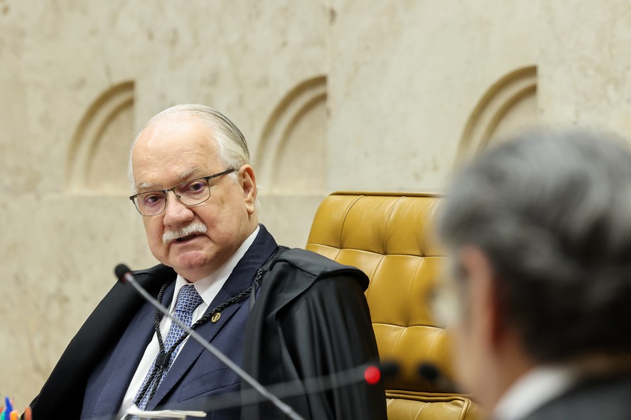 Ministro Edson Fachin na sessão extraordinária para julgamento sobre as mensagens enviadas pelo ex-banqueiro Daniel Vorcaro, dono do Banco Master, ao ministro da Corte Alexandre de Moraes, realizada no Supremo Tribunal Federal (STF)