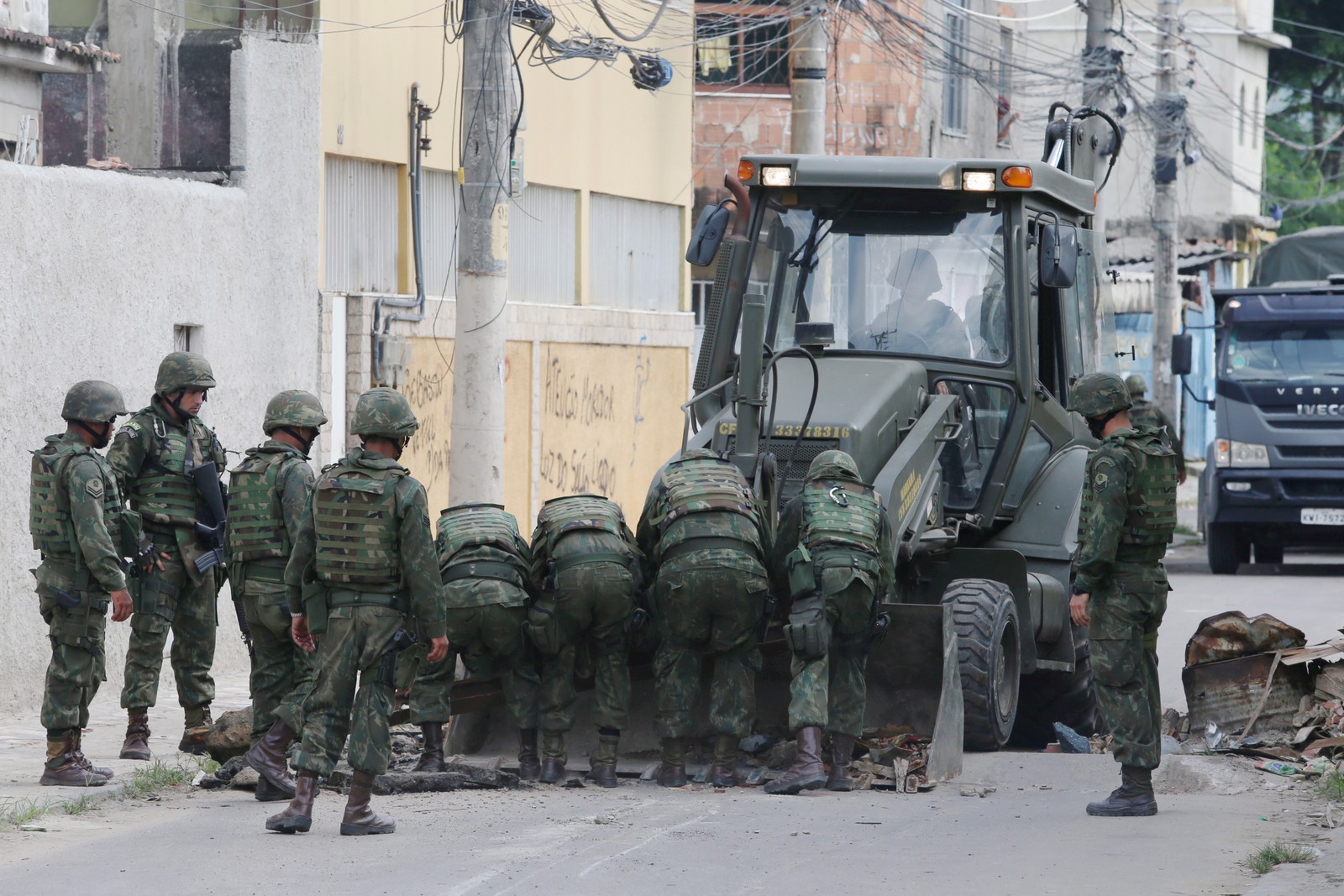 Militares retirando barricadas na Vila Kennedy. Na foto blindado retirando barricadas na Rua Zâmbia — Foto: Fabiano Rocha / Agência O Globo