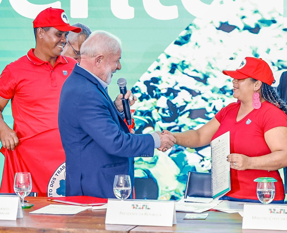 Lula se re&uacute;ne com o MST na Granja do Torto