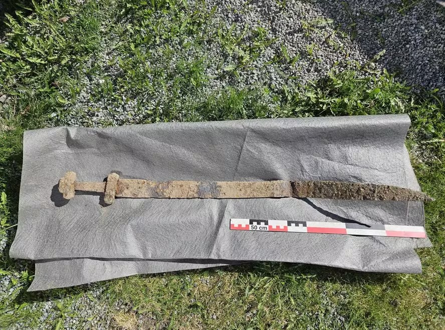 Menino de 6 anos encontra espada de 1.300 anos durante excursão escolar na Noruega