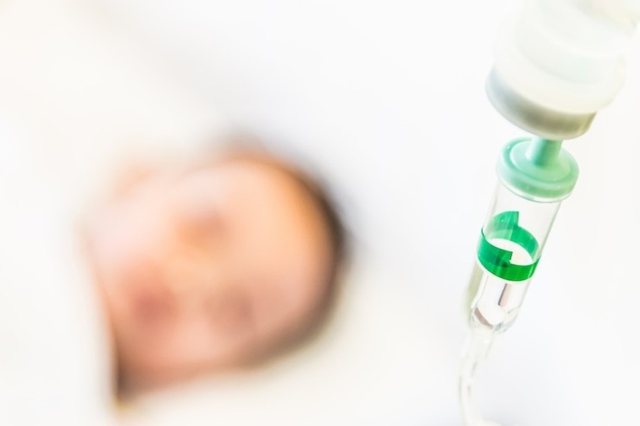 Bebê de 4 meses entra em coma alcóolico após ingerir vinho na mamadeira