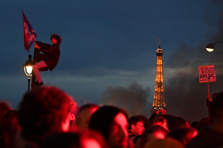 Carro policial é incendiado durante manifestação em Paris