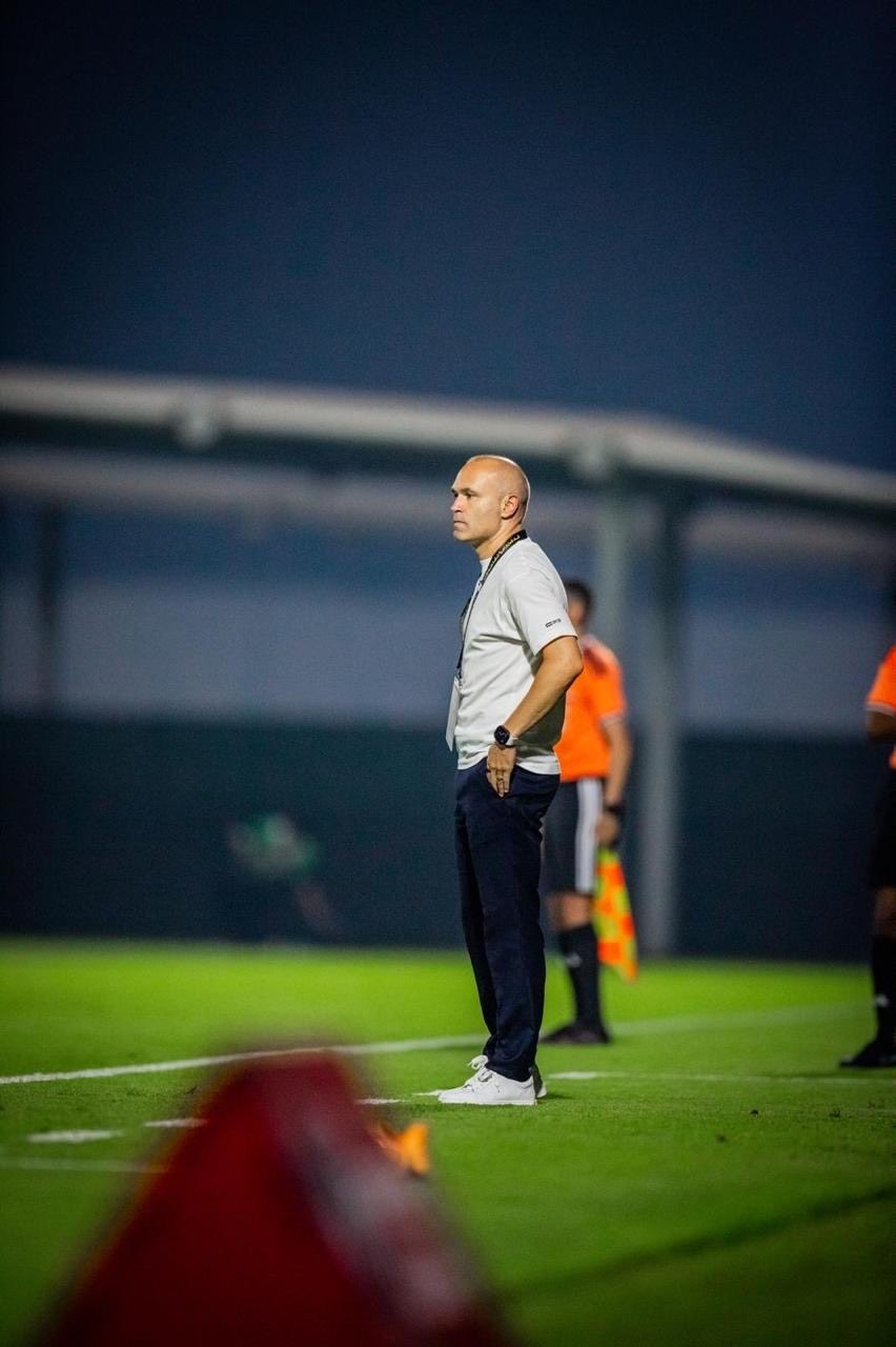Iniesta fala sobre desejo de se tornar técnico do Barcelona e pede que um espanhol ganhe a Bola de Ouro: 'Seria maravilhoso'