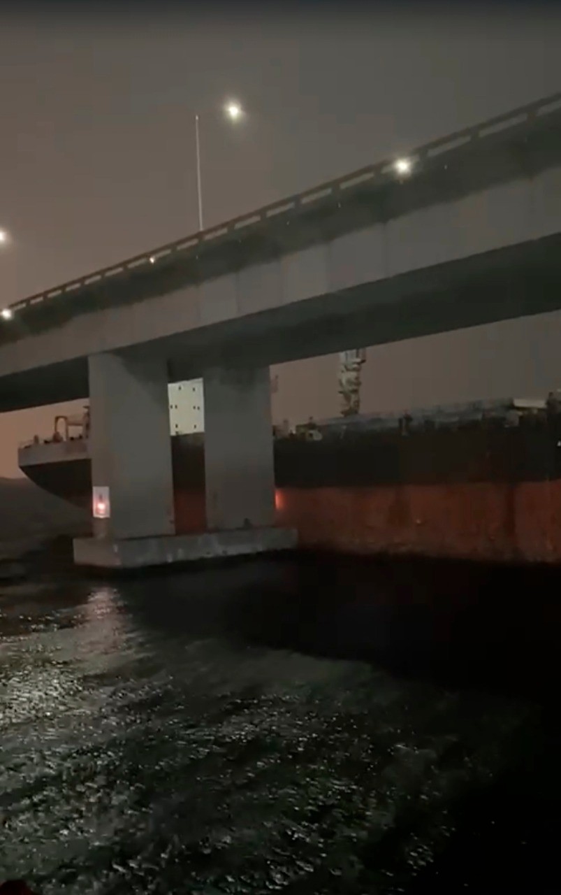 Vídeo mostra navio à deriva que bateu e fechou a Rio-Niterói sendo ...