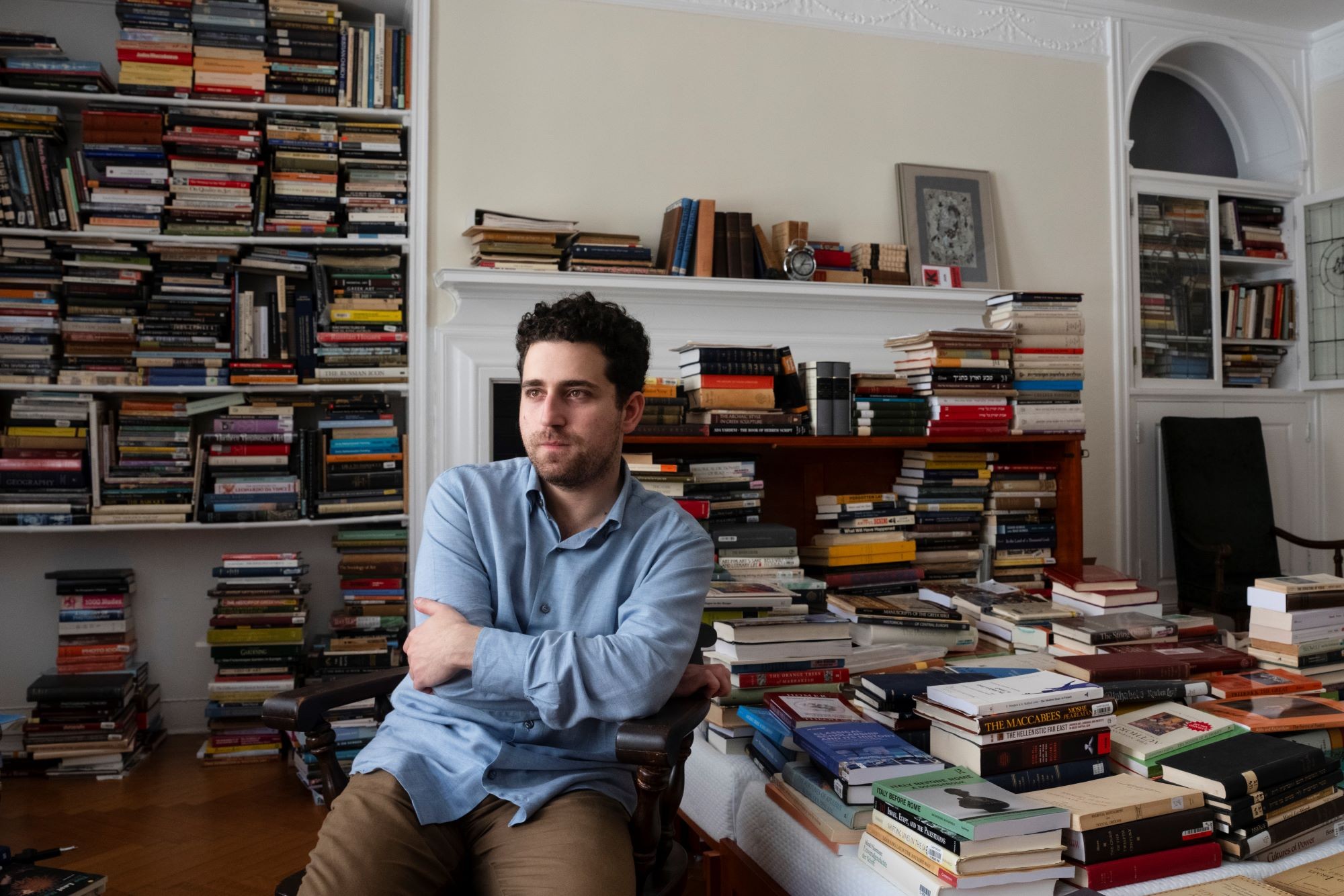 Escritor é despejado de apartamento por excesso de livros