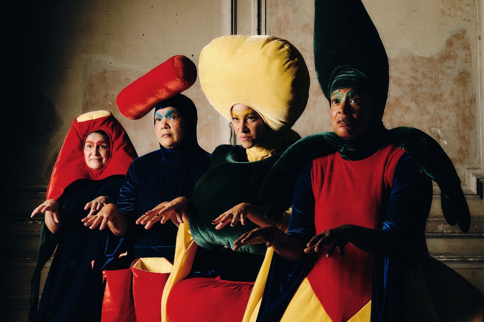 Inez Viana, Simone Mazzer, Yasmin Gomlevsky e Thalma de Freitas em "O funcionário que pede para não ser identificado" — Foto: Divulgação/Bruna Sussekind