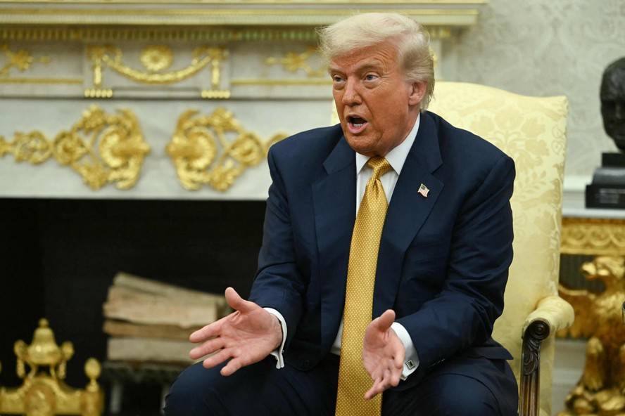 Trump anuncia plano de IA 'livre de viés ideológico' para tornar EUA líder  mundial na tecnologia