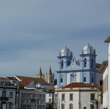 Angra do Heroísmo, Açores – Traçado urbano renascentista, fachadas coloridas e importância histórica marítima — Foto: Pexels