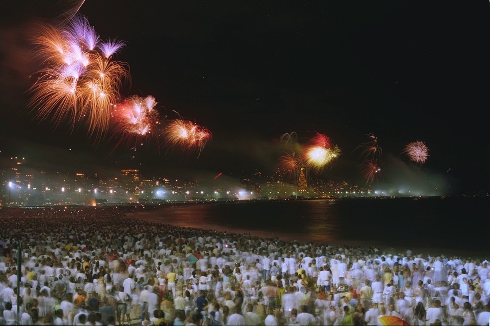 Crowd dressed in white on New Year's Eve in Copacabana — Photo: Léo Aversa/Agência O Globo/1°-1-1997
