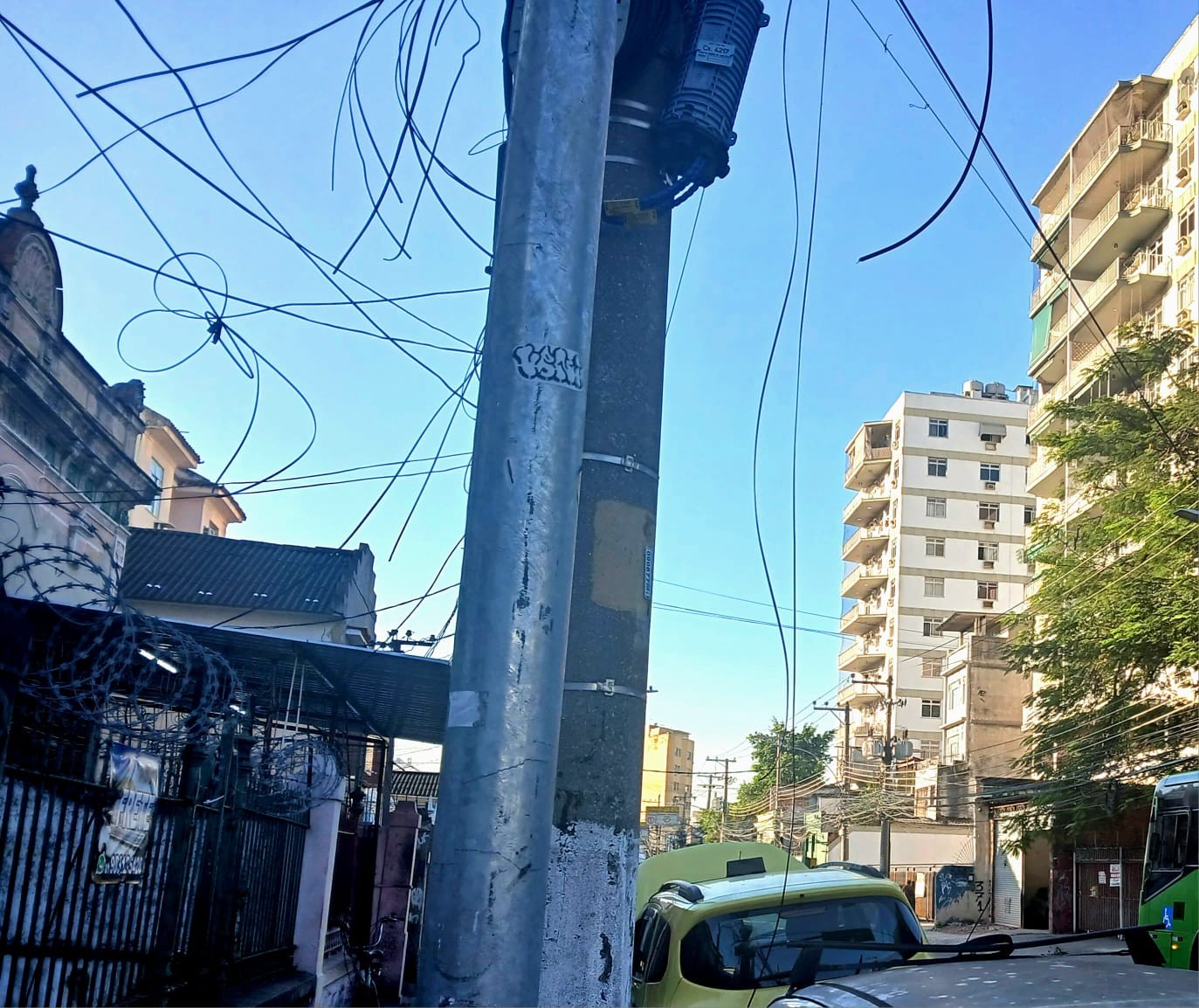 Chuva de fios: pedaços de cabos pendurados em postes caem sobre a rotina dos cariocas - QTU Questões do Universo