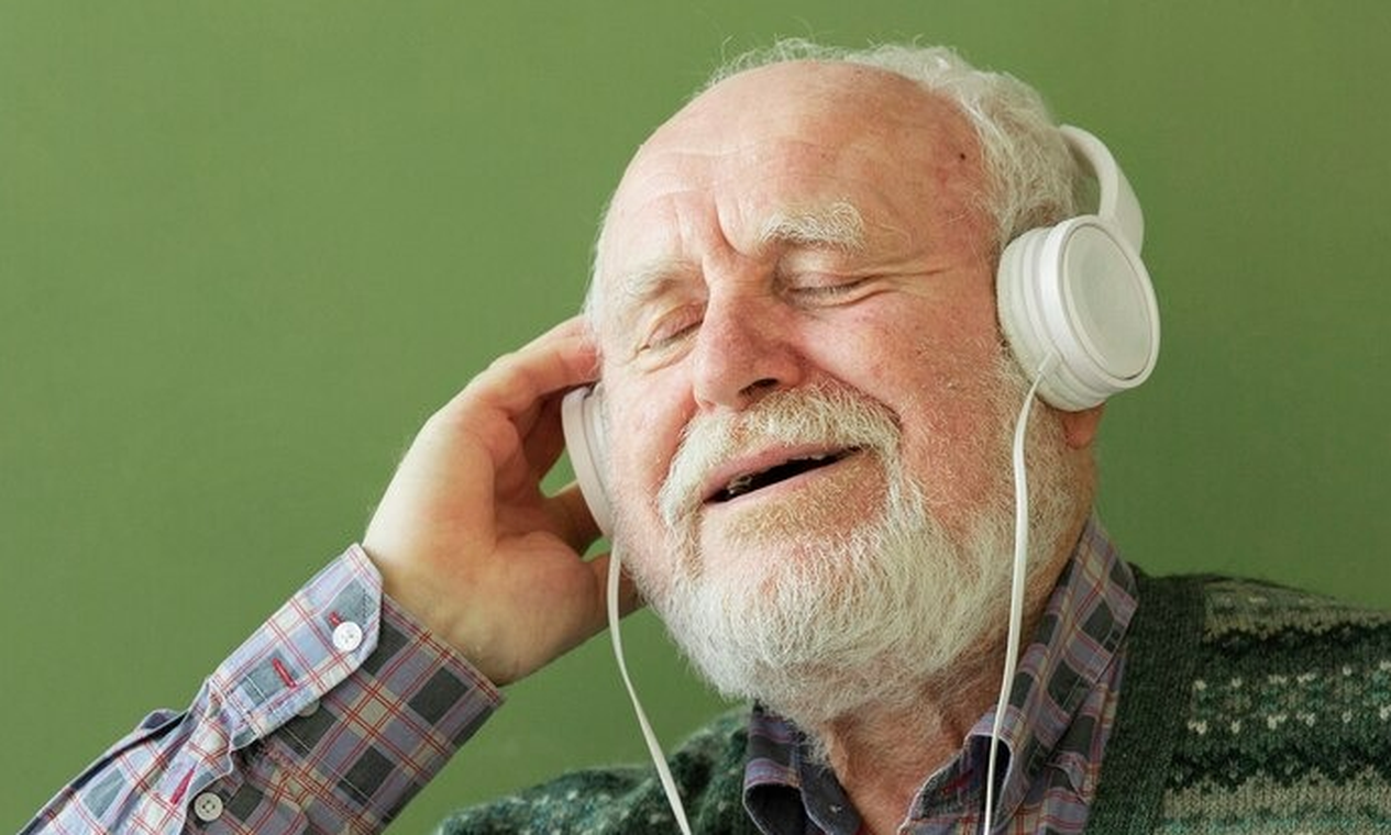Estudo mostra que ouvir música beneficia a cognição de idosos (mesmo que não gostem da canção)