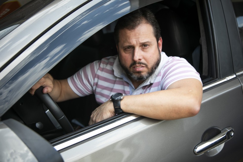 Carlos Alberto Vieira, motorista de Uber: depois de 14 anos de emprego formal, ele foi demitido há seis anos — Foto: Guito Moreto