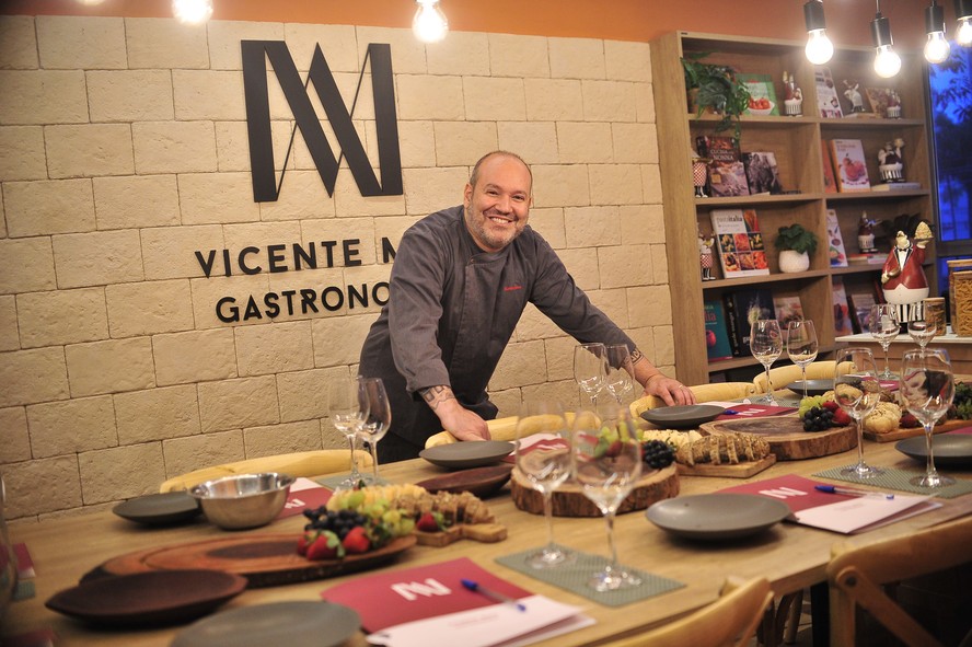 O chef Vicente Maia posa na mesa posta para uma das aulas promovidas no novo espaço