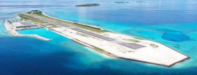 Cercada pelo mar azul turquesa por todos os lados, a pista do Aeroporto de Madivaru, nas Maldivas, tem 1.200 metros de comprimento e vai de ponta a ponta na ilha — Foto: Reprodução