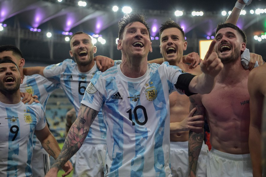 Messi comemora a conquista da Copa América 2021 no Maracanã