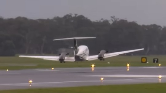 Avião faz pouso de emergência na Austrália após circular por horas no aeroporto; vídeo
