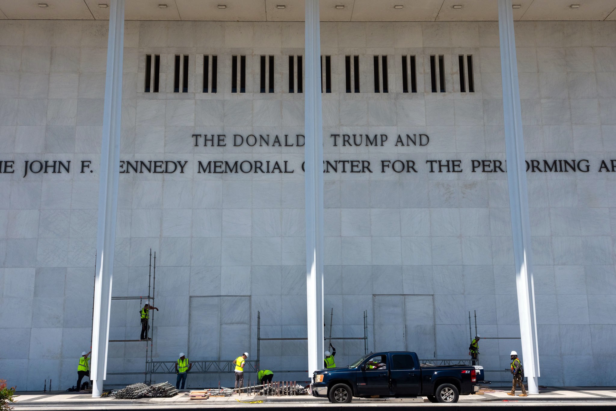 Governo Trump menciona possibilidade de demolir Kennedy Center se reforma for barrada - QTU Questões do Universo