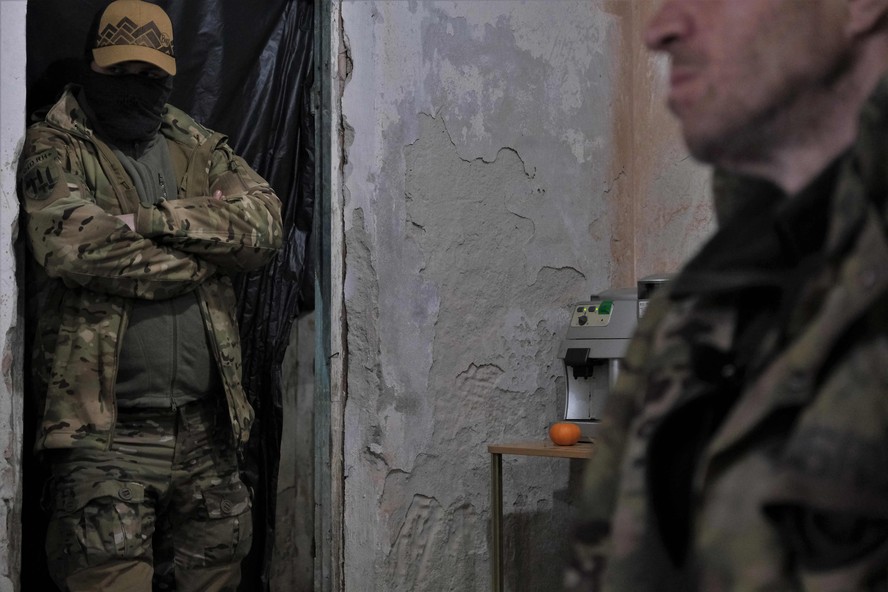 Membro do grupo paramilitar russo Wagner se senta na sala de interrogatório após ser capturado por soldados ucranianos perto de Bakhmut, na região de Donetsk, em 12 de março de 2023